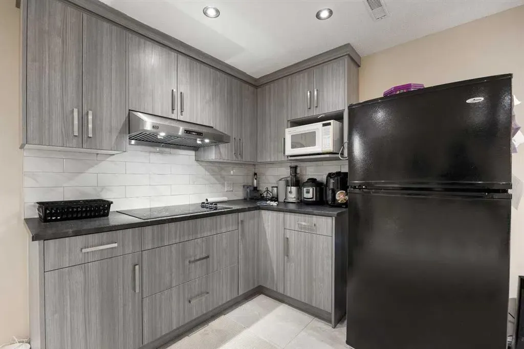 266 Royal Elm Road NW