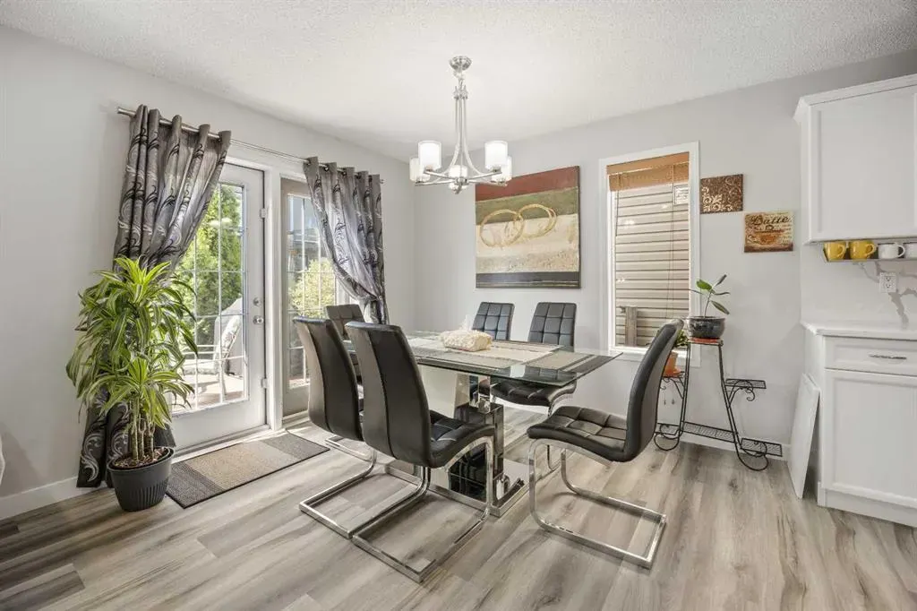 266 Royal Elm Road NW