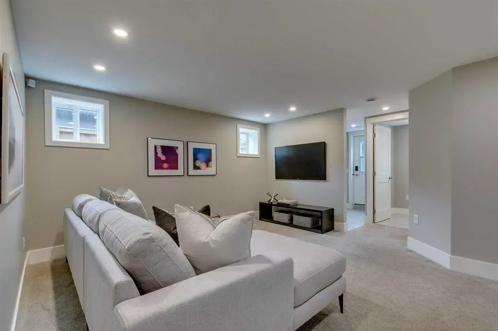 9 42 Street SW