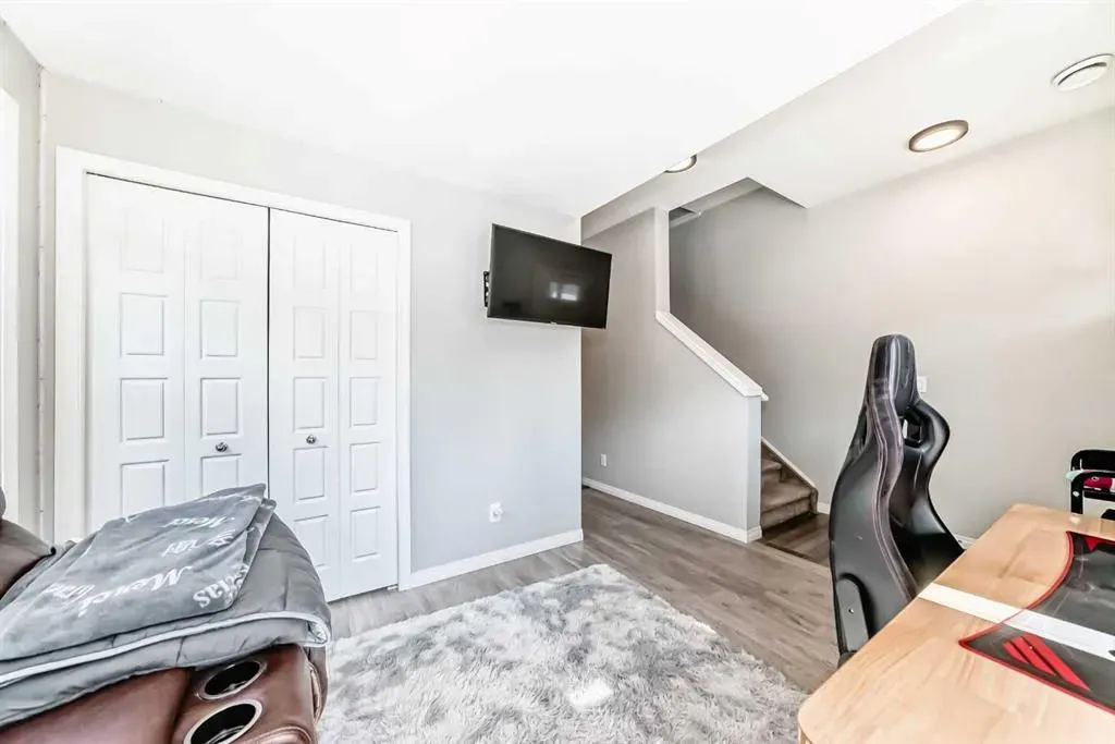 280 Williamstown Close NW, #706