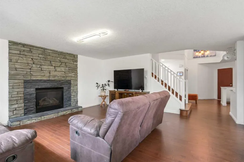 84 Everwillow Park SW