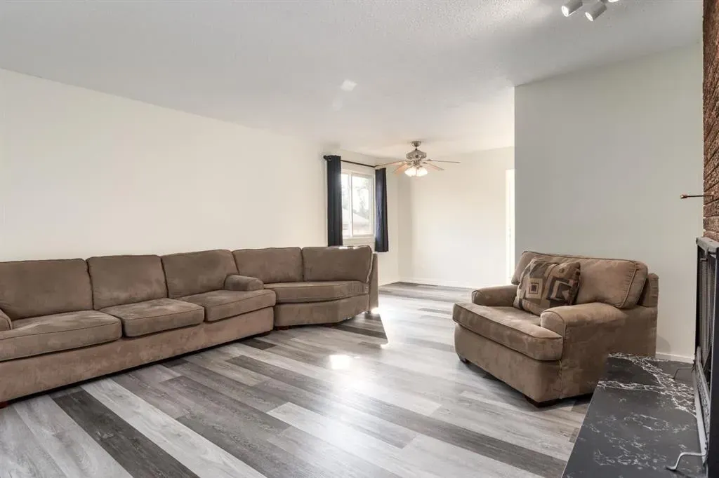207 Whiteview Bay NE