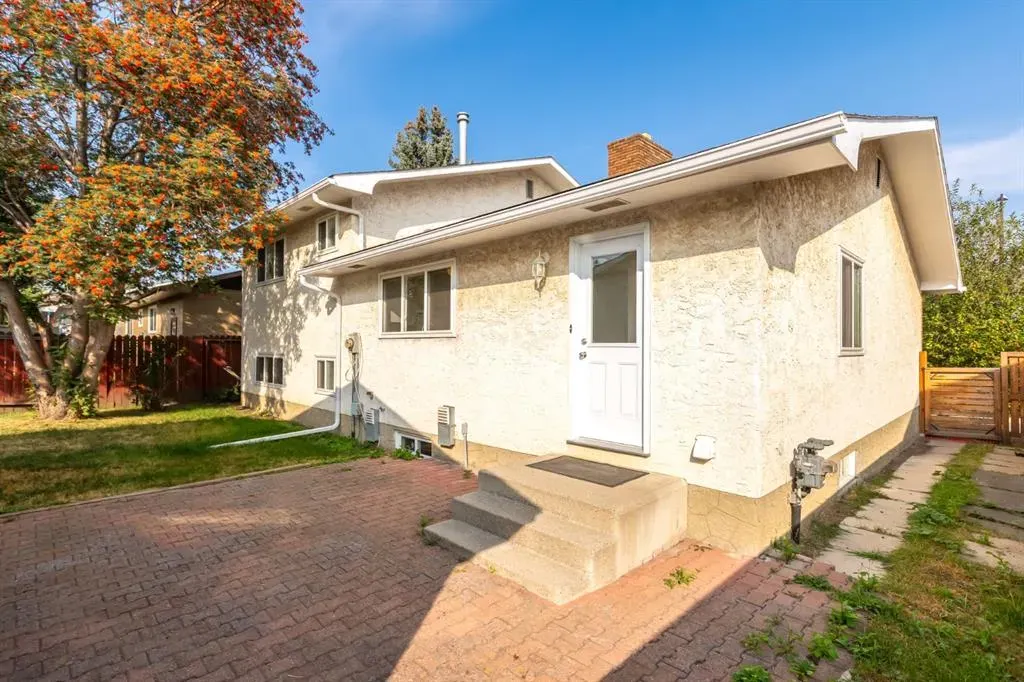 207 Whiteview Bay NE