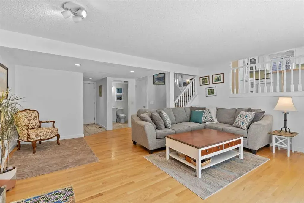 131 Stratton Crescent SW