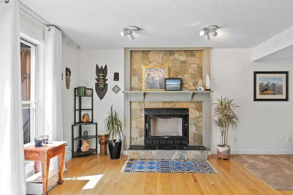 131 Stratton Crescent SW