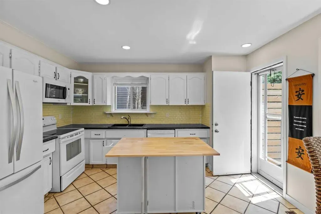 131 Stratton Crescent SW