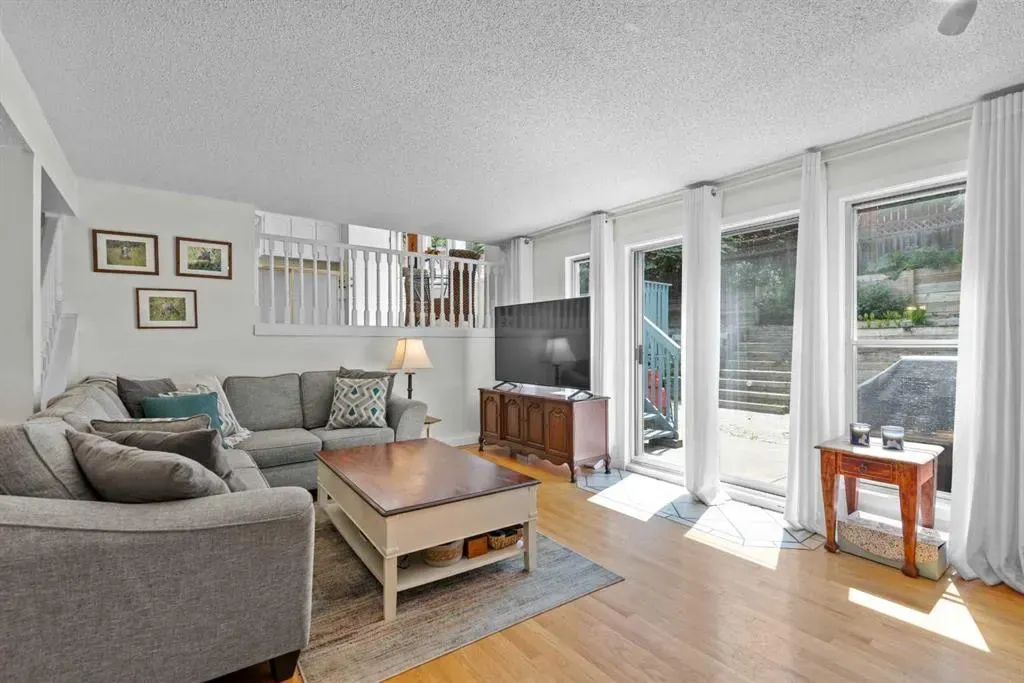 131 Stratton Crescent SW