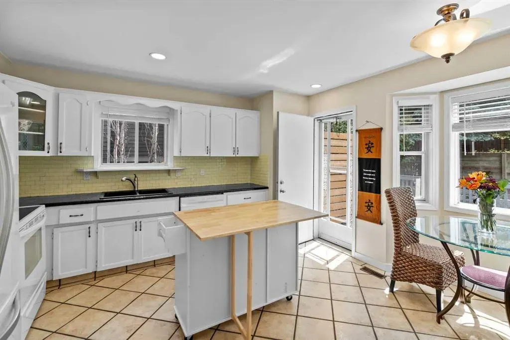 131 Stratton Crescent SW