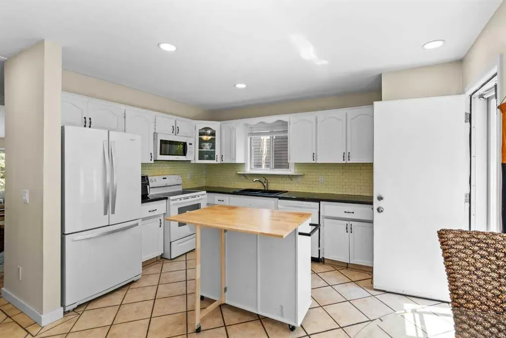 131 Stratton Crescent SW