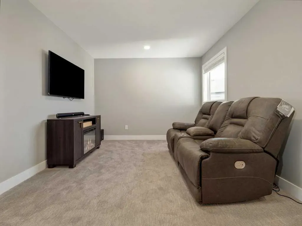 57 Goldenrod Place W