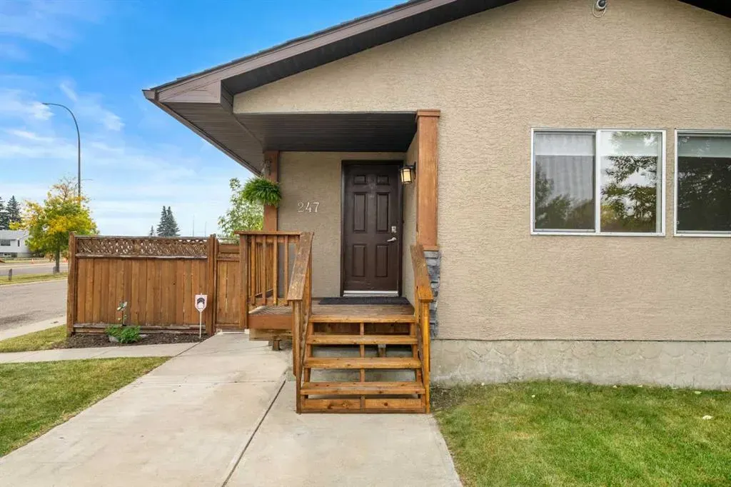 247 Dover Ridge Close SE