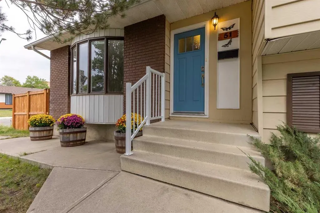 51 Temple Boulevard W