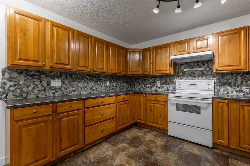51 Temple Boulevard W