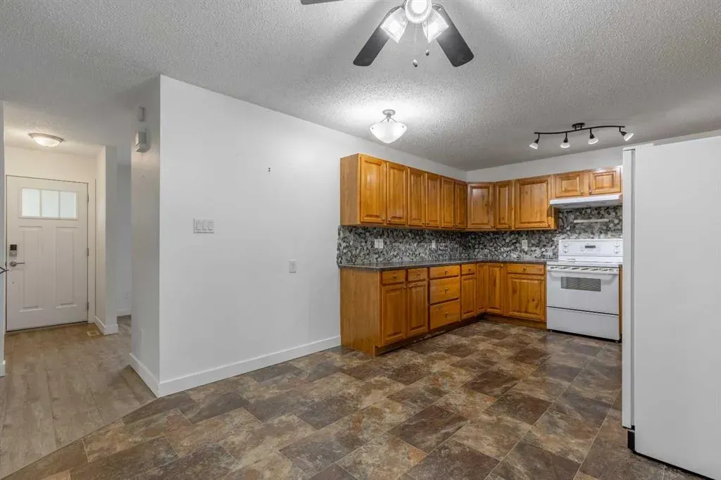 51 Temple Boulevard W