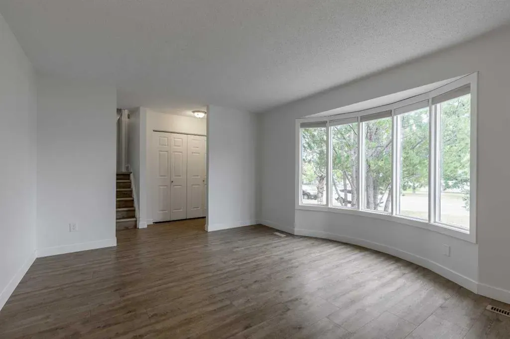 51 Temple Boulevard W