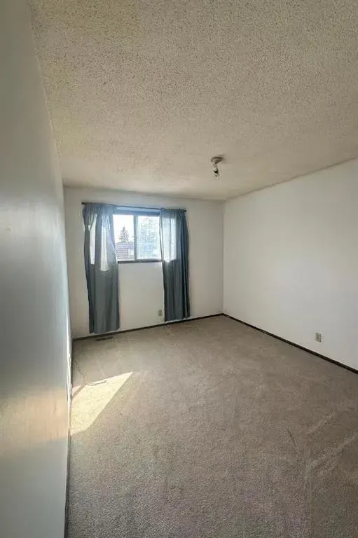 11 Blackthorn Bay NE, #3