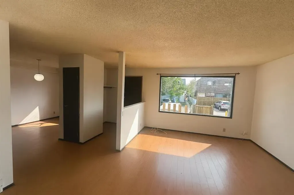 11 Blackthorn Bay NE, #3