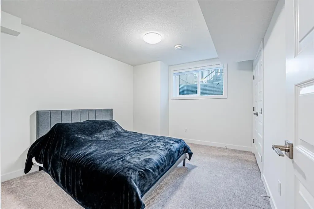 112 Midtown Close SW