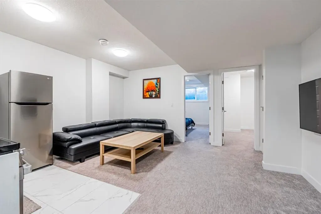 112 Midtown Close SW