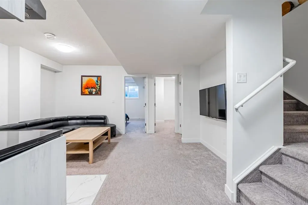 112 Midtown Close SW