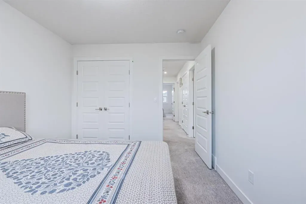 112 Midtown Close SW