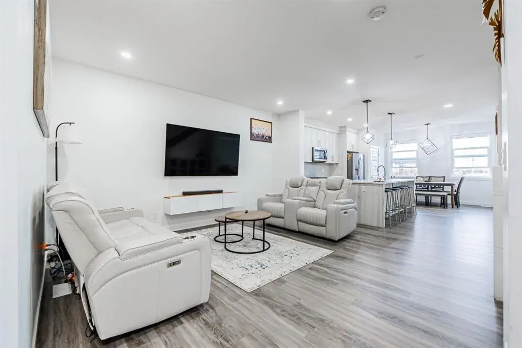 112 Midtown Close SW