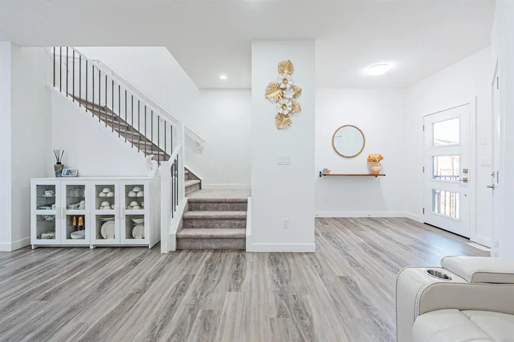 112 Midtown Close SW
