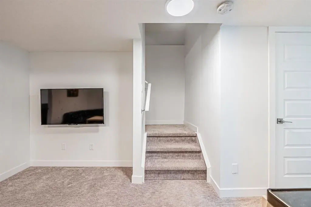 112 Midtown Close SW