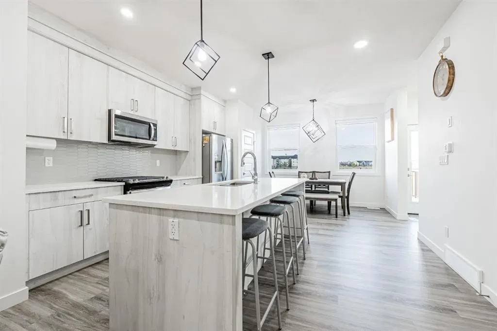 112 Midtown Close SW