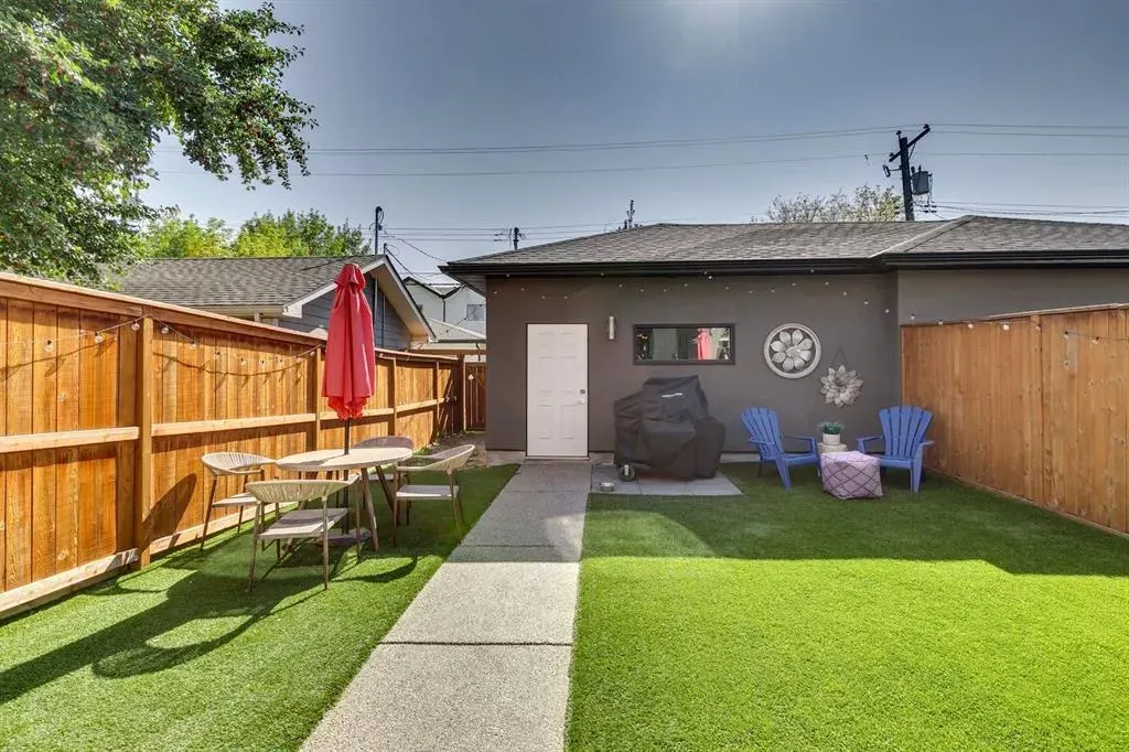 449 26 Avenue NW