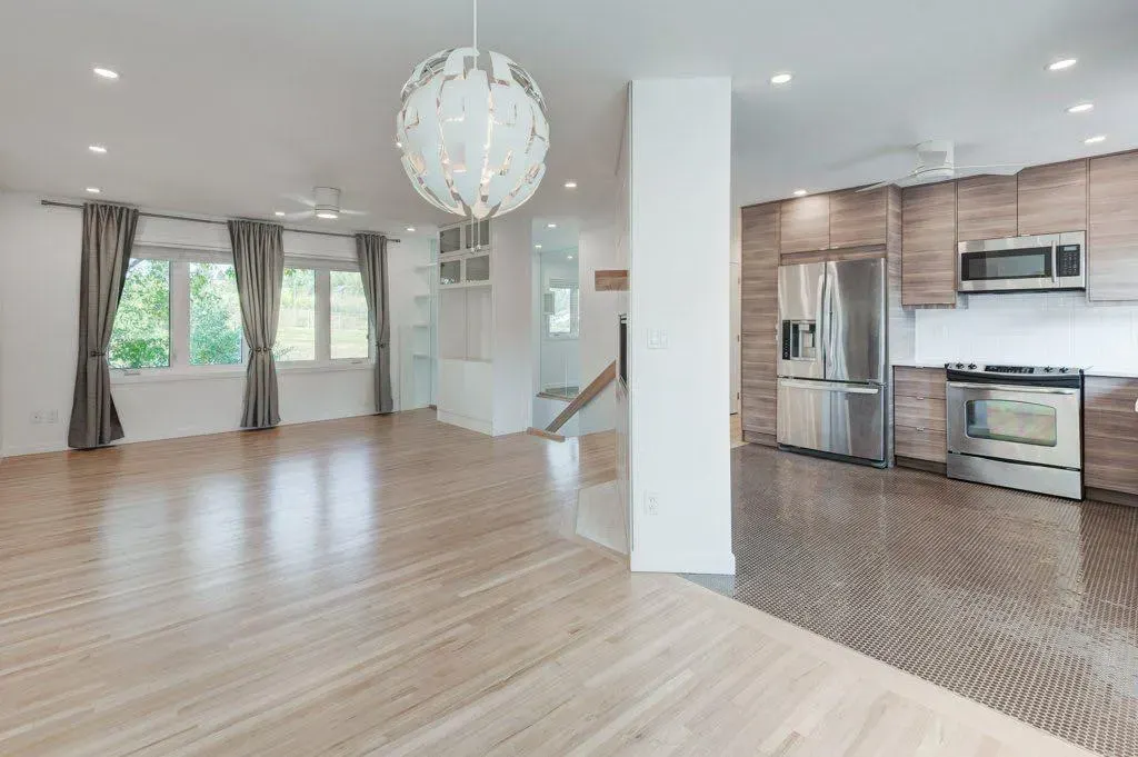 112 Selkirk Drive SW