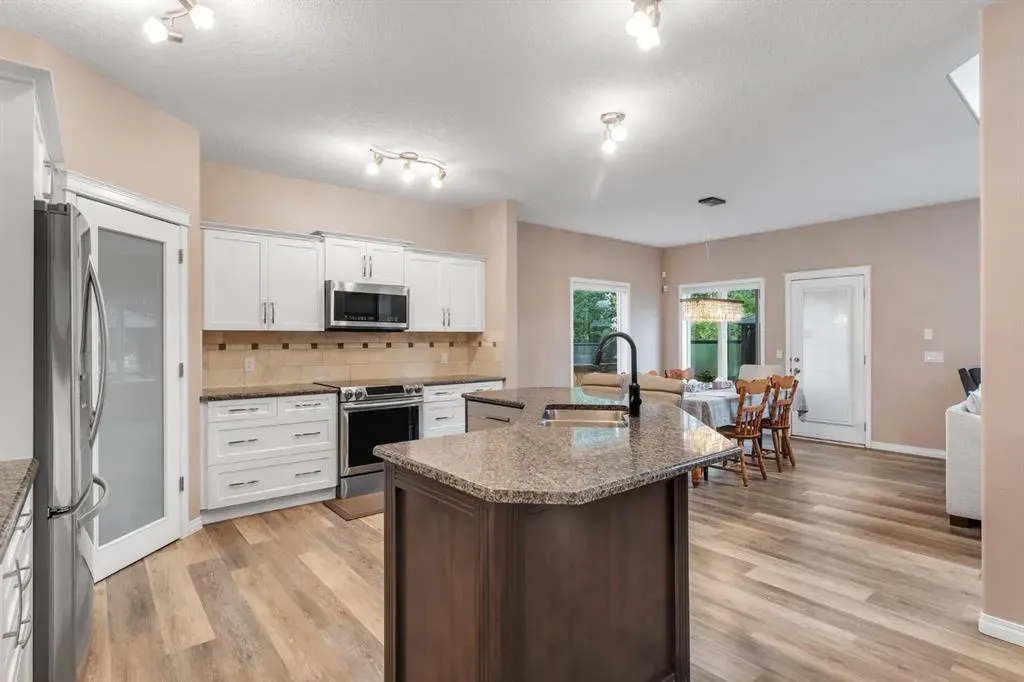 405 Kincora Drive NW