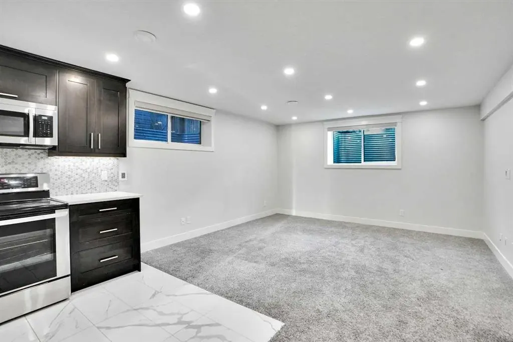 72 Panamount Manor NW