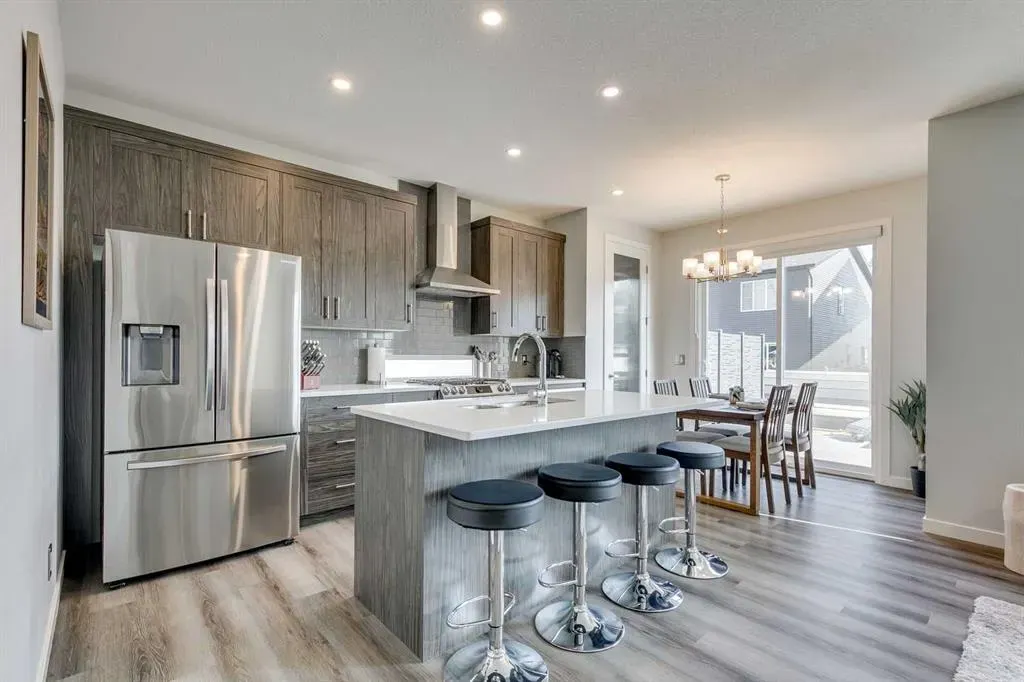 1112 Chinook Gate Bay SW