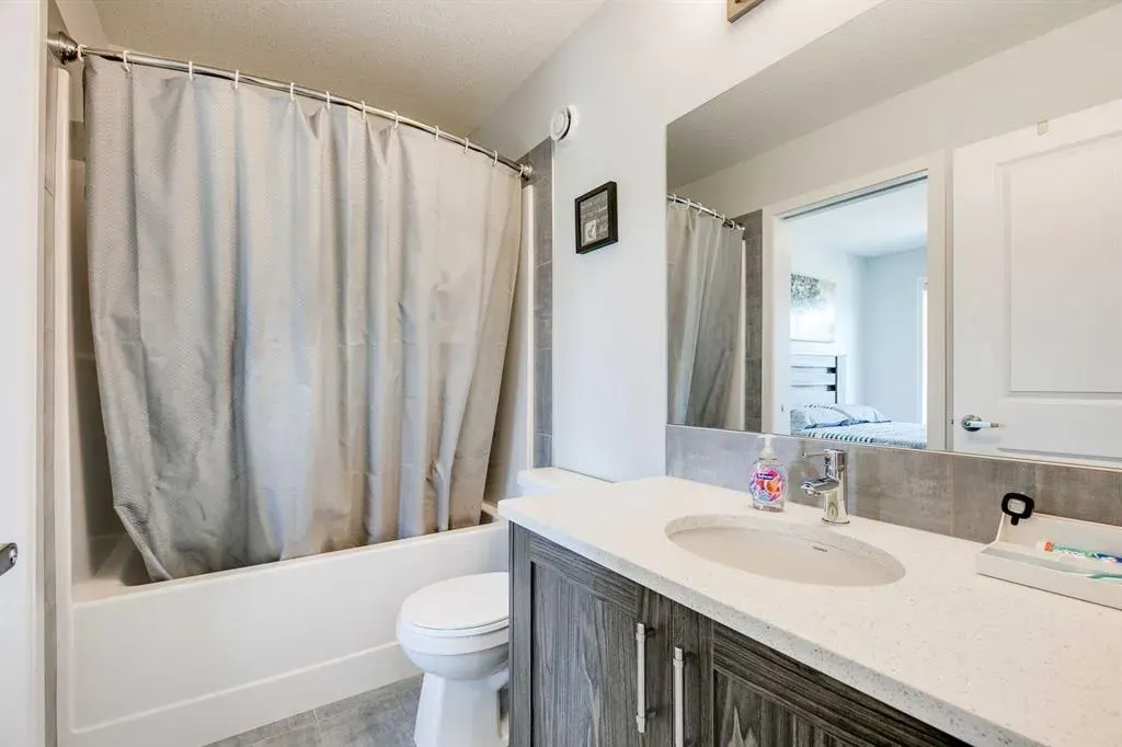 1112 Chinook Gate Bay SW