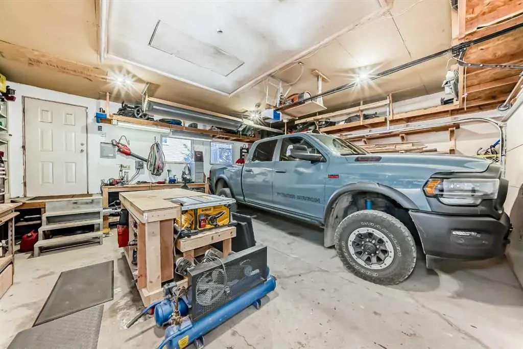 8 Abadan Crescent NE