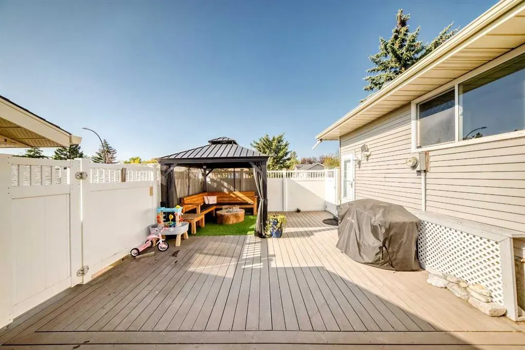 8 Abadan Crescent NE