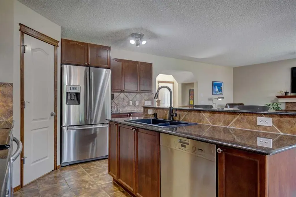 78 Cougarstone Close SW