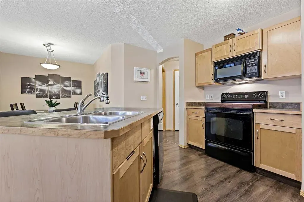 15 Everridge Square SW, #104