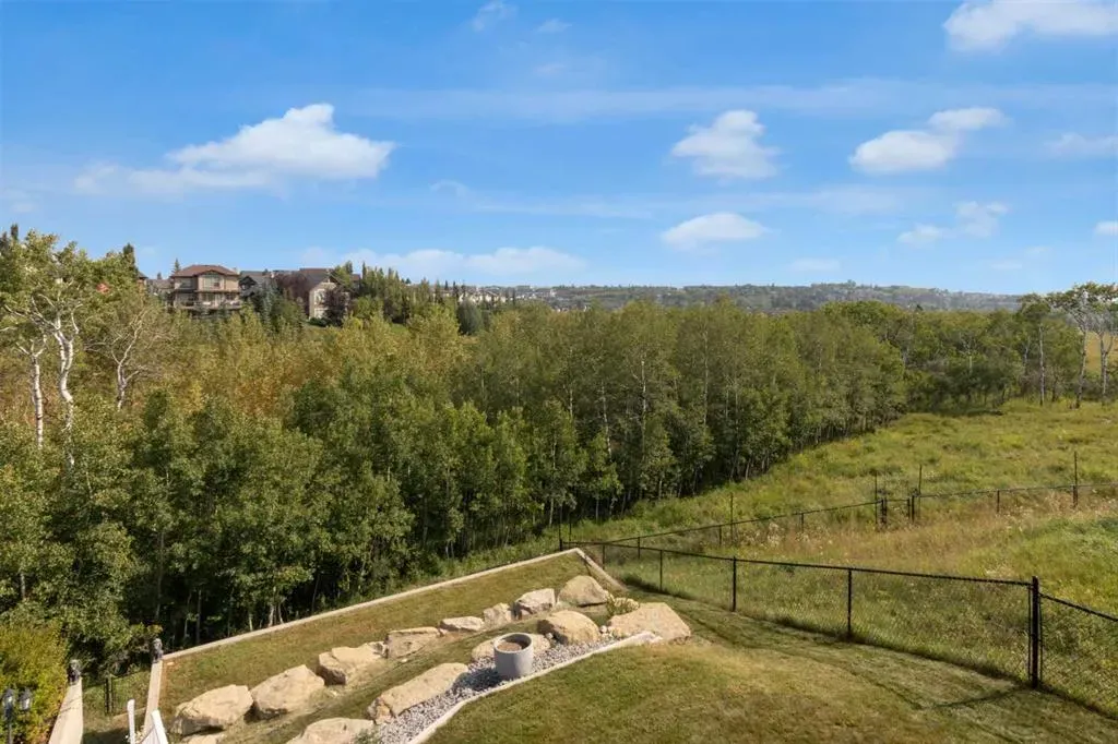 52 Val Gardena Court SW