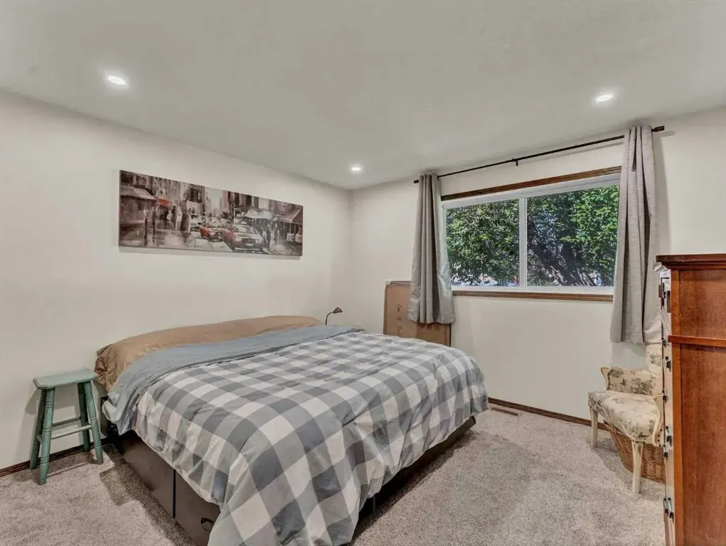 112 Lake Newell Crescent E