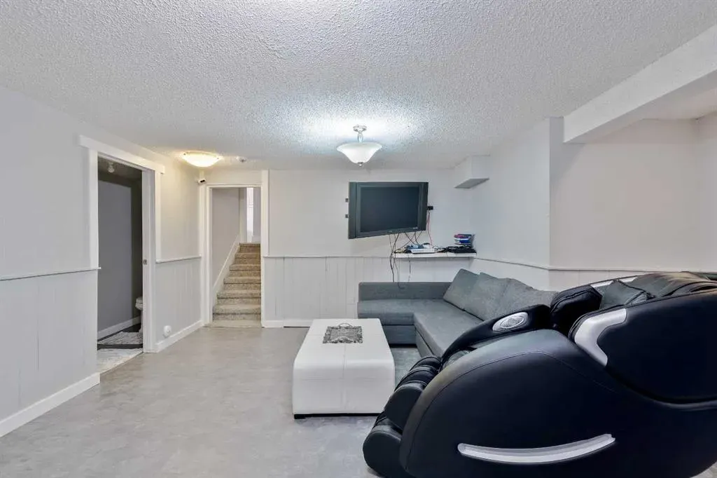 124 Whiteside Crescent NE