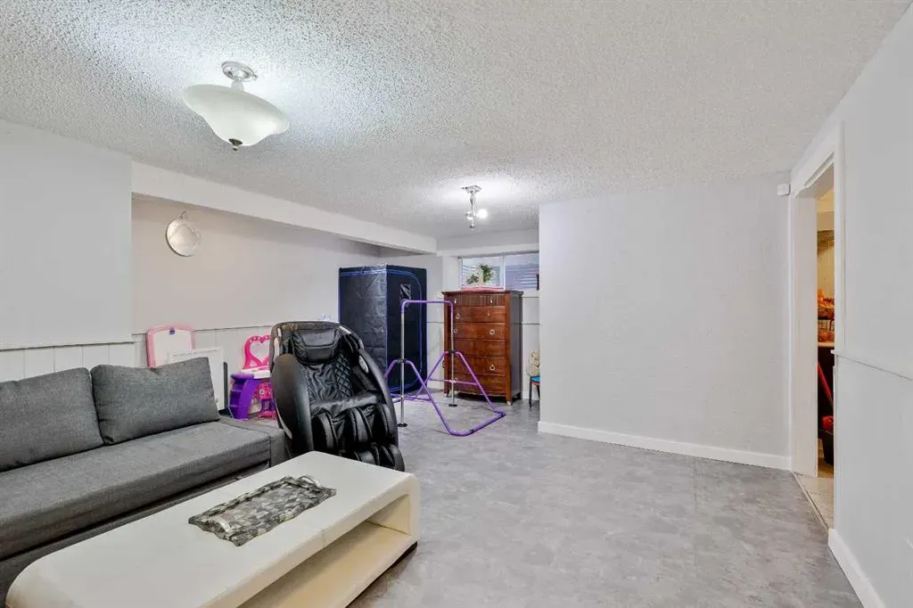 124 Whiteside Crescent NE