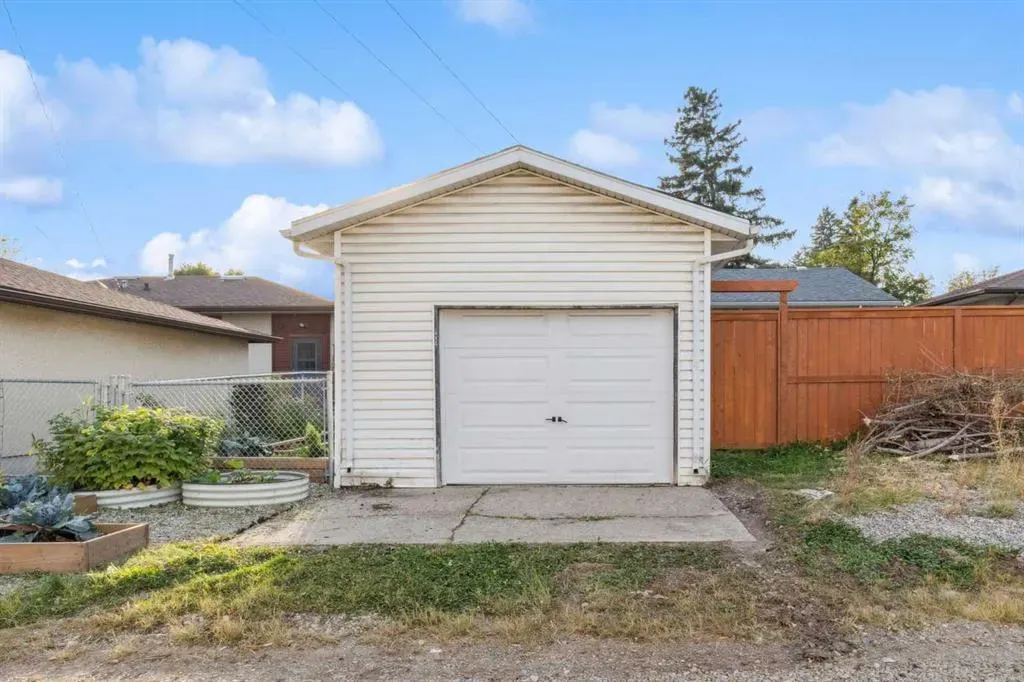 1616 Robson Crescent SE