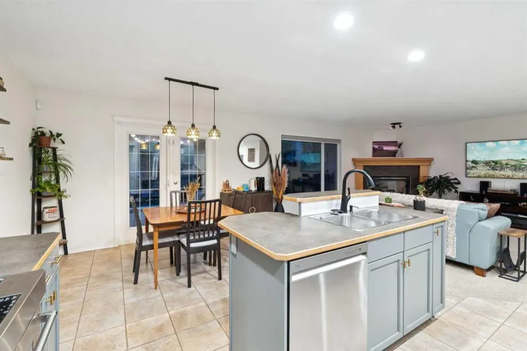 251 Everwillow Close SW