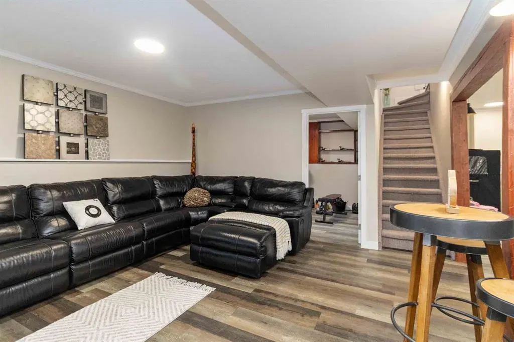 225 Farrell Crescent
