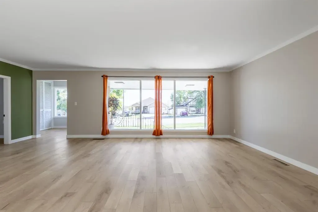 257 2 Street W