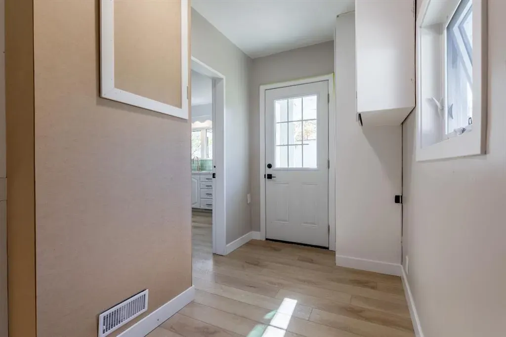 257 2 Street W