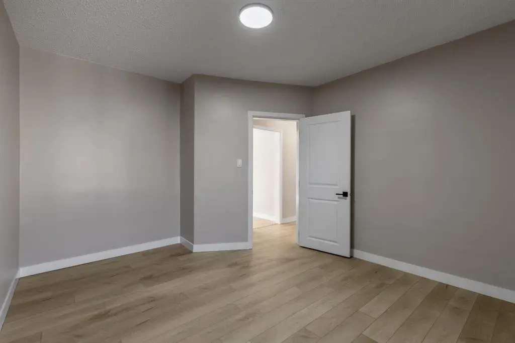 257 2 Street W