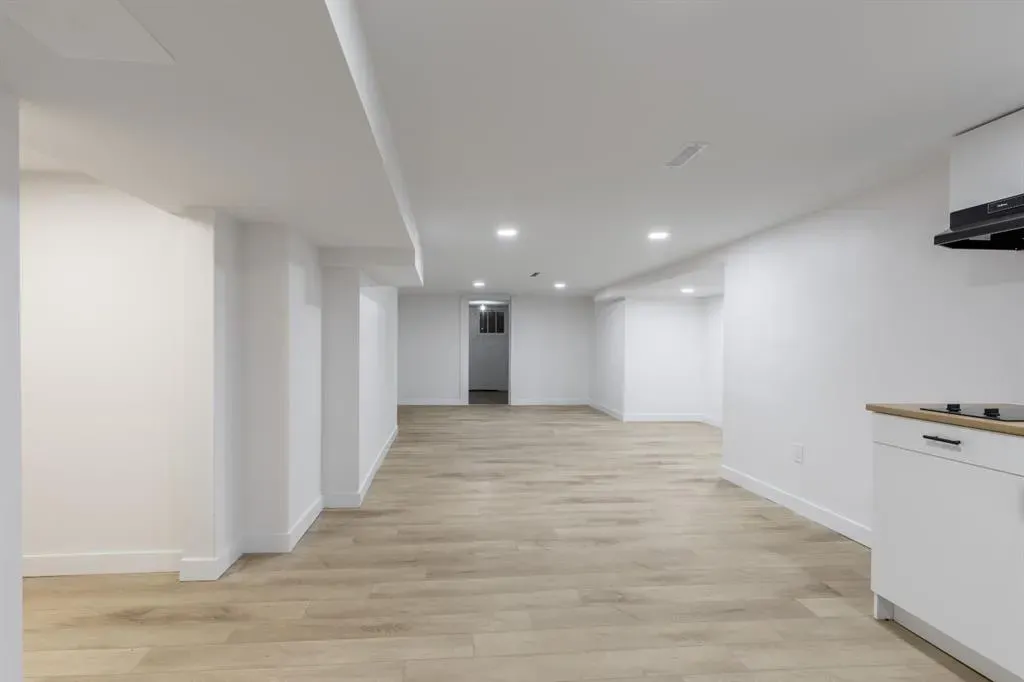 257 2 Street W